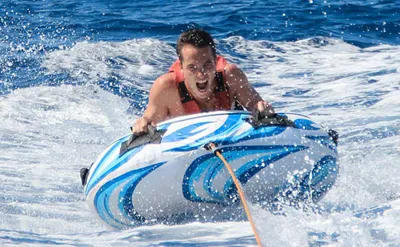 Bouée tractée derrière un bateau