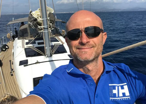Mathieu Guilbaud à bord d'un voilier