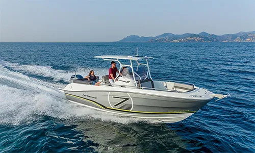 Bateau à moteur Cap Camarat en mer