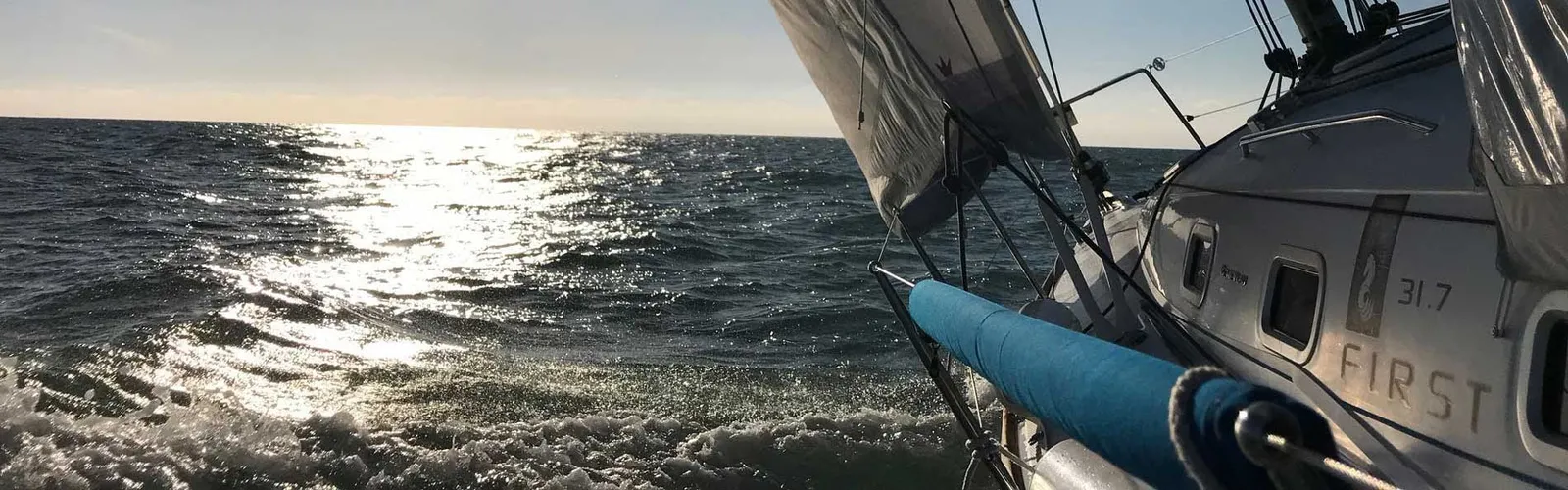 Étrave d'un First 31.7 sous voiles