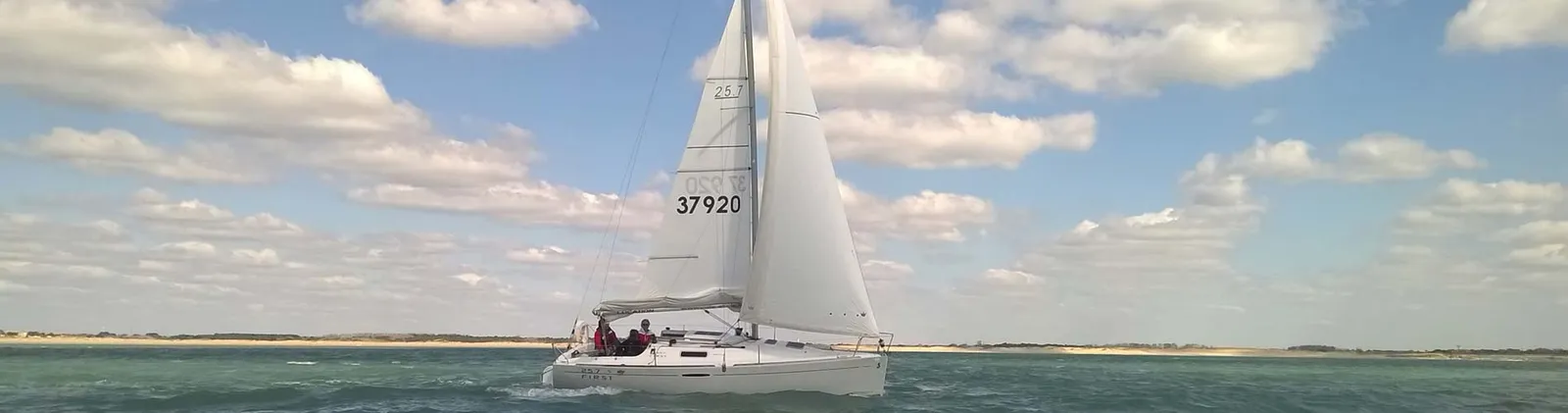 Voilier sous voiles au large de la Vendée